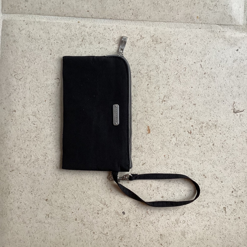 Baggallini wallet bag in black